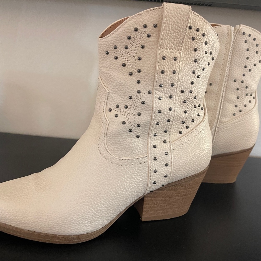 Universal Thread Women's Faux Leather Ankle Western Boots Block Heel Size 6